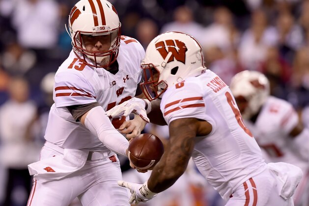 INDIANAPOLIS, IN - DECEMBER 03: Bart Houston #13 of the Wisonsin Badgers hands off the ball to Corey Clement #6 of the Wisonsin Badgers during the first quarter of the Big Ten Championship game against the Penn State Nittany Lions at Lucas Oil Stadium on December 3, 2016 in Indianapolis, Indiana.  (Photo by Bobby Ellis/Getty Images)