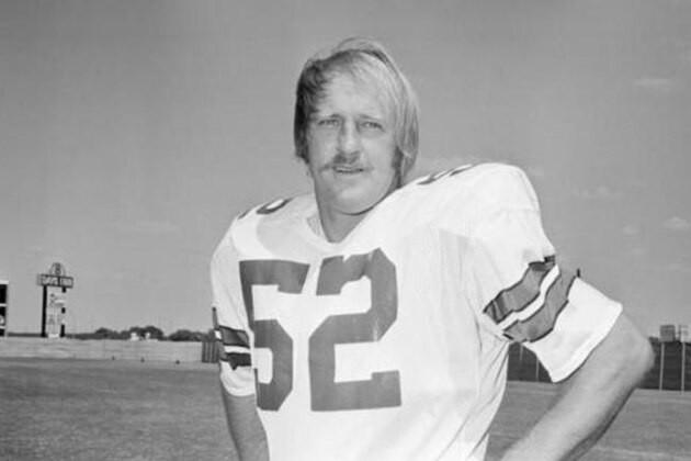 FILE - This is a Sept. 1975 file photo showing Dallas Cowboys football player Dave Edwards. Former Dallas Cowboys linebacker Dave Edwards has died. He was 76. Edwards' brother, Tim Edwards, tells The Associated Press that Dave Edwards died in his sleep Monday night, Dec. 5, 2016, at his home near Lake Whitney, Texas, about 65 miles south of Dallas. (AP Photo/File)