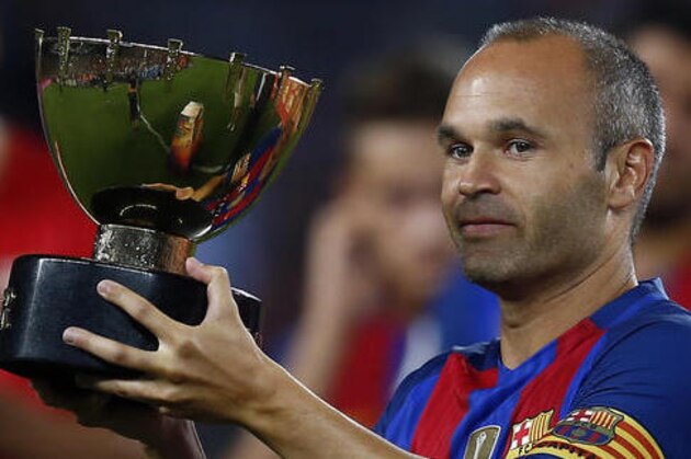 FC Barcelona's Andres Iniesta holds the Joan Gamper trophy after his team defeated Sampdoria after a friendly soccer match between FC Barcelona and Sampdoria at the Camp Nou in Barcelona, Spain, Wednesday, Aug. 10, 2016. (AP Photo/Manu Fernandez)
