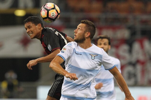 MILAN, ITALY - SEPTEMBER 20:  Carlos Bacca of AC Milan competes for the ball with Stefan de Vrij of SS Lazio during the Serie A match between AC Milan and SS Lazio at Stadio Giuseppe Meazza on September 20, 2016 in Milan, Italy.  (Photo by Marco Luzzani/Getty Images)