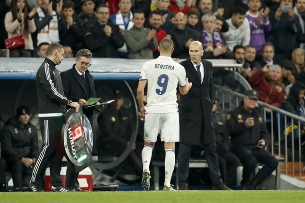 (L-R) Karim Benzema of Real Madrid, coach Zinedine Zidane of Real Madridduring the UEFA Champions League group F match between  Real Madrid and Borussia Dortmund on December 07, 2016 at the Santiago Bernabeu stadium in Madrid, Spain.(Photo by VI Images via Getty Images)