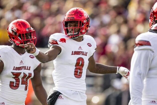 CHESTNUT HILL, MA - NOVEMBER 05: Lamar Jackson #8 of Louisville reacts during the second quarter of a game against Boston College at Alumni Stadium on November 5, 2016 in Chestnut Hill, Massachusetts.  (Photo by Billie Weiss/Getty Images)