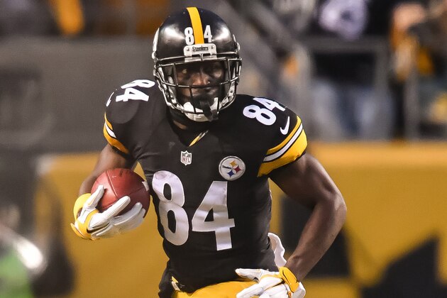 PITTSBURGH, PA - DECEMBER 04:  Antonio Brown #84 of the Pittsburgh Steelers runs with the ball against the New York Giants on December 4, 2016 in Pittsburgh, Pennsylvania. (Photo by Jamie Sabau/Getty Images)