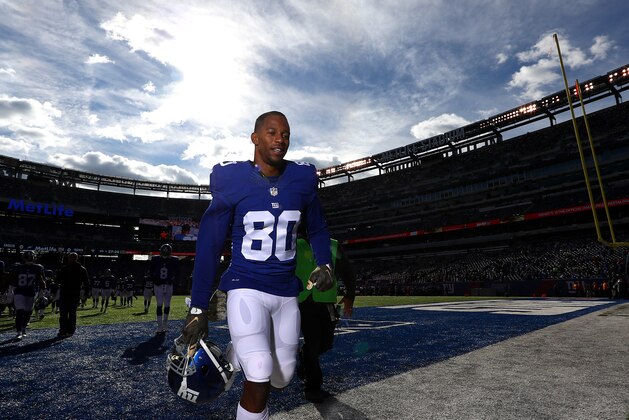EAST RUTHERFORD, NJ - NOVEMBER 06:  Victor Cruz #80 of the New York Giants runs to the locker room before the game against the Philadelphia Eagles at MetLife Stadium on November 6, 2016 in East Rutherford, New Jersey.  (Photo by Al Bello/Getty Images)