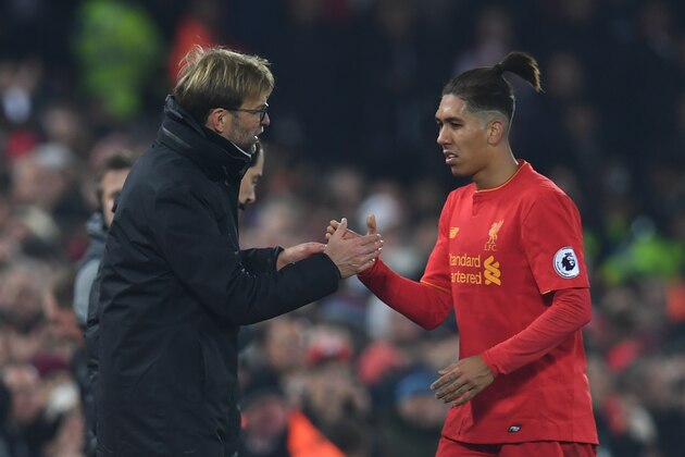 Liverpool's German manager Jurgen Klopp (L) shakes hands with Liverpool's Brazilian midfielder Roberto Firmino (R) as Firmino is substituted during the English Premier League football match between Liverpool and Sunderland at Anfield in Liverpool, north west England on November 26, 2016. / AFP / Paul ELLIS / RESTRICTED TO EDITORIAL USE. No use with unauthorized audio, video, data, fixture lists, club/league logos or 'live' services. Online in-match use limited to 75 images, no video emulation. No use in betting, games or single club/league/player publications.  /         (Photo credit should read PAUL ELLIS/AFP/Getty Images)