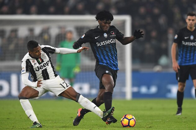 TURIN, ITALY - DECEMBER 03:  Alex Sandro (L) of Juventus FC tackles Franck Kessie of Atalanta BC during the Serie A match between Juventus FC and Atalanta BC at Juventus Stadium on December 3, 2016 in Turin, Italy.  (Photo by Valerio Pennicino/Getty Images)