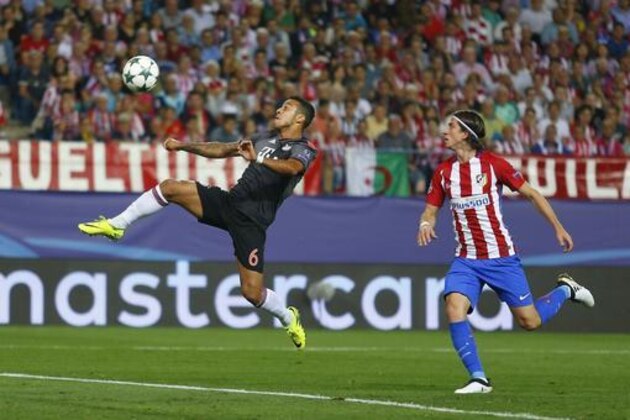 Bayern's Thiago Alcantara, left, controls the ball as Atletico's Filipe Luis looks on during the Champions League group D soccer match between Atletico Madrid and Bayern Munich at the Vicente Calderon stadium in Madrid, Wednesday, Sept. 28, 2016. (AP Photo/Francisco Seco)