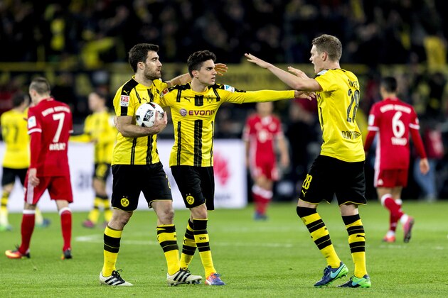 DORTMUND, GERMANY - NOVEMBER 19:  Matthias Ginter (R) of Borussia Dortmund celebrates with team mates Marc Bartra (C) and Sokratis Papastathopoulos (L) after winning the Bundesliga match between Borussia Dortmund and Bayern Muenchen at Signal Iduna Park on November 19, 2016 in Dortmund, Germany.  (Photo by Boris Streubel/Getty Images)