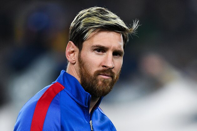 BARCELONA, SPAIN - DECEMBER 06:  Lionel Messi of FC Barcelona looks on during the UEFA Champions League match between FC Barcelona and VfL Borussia Moenchengladbach at Camp Nou on December 6, 2016 in Barcelona, .  (Photo by David Ramos/Getty Images)