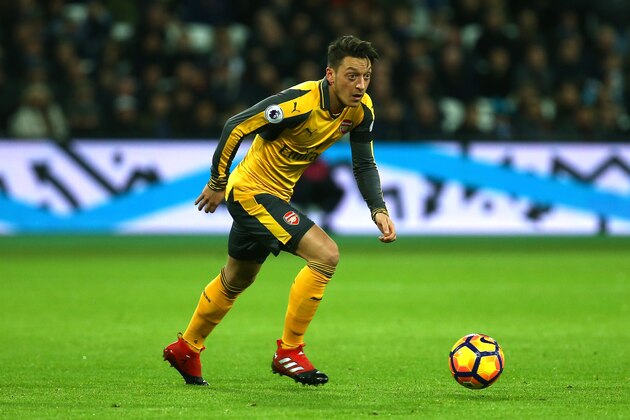 LONDON, ENGLAND - DECEMBER 03:  Mesut Oezil of Arsenal runs with the ball during the Premier League match between West Ham United and Arsenal at London Stadium on December 3, 2016 in London, England.  (Photo by Charlie Crowhurst/Getty Images)