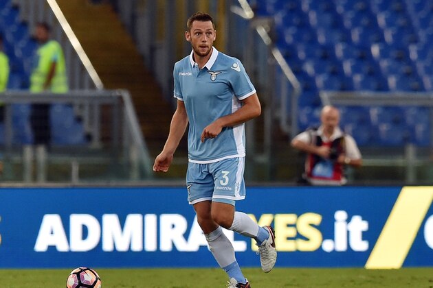 ROME, ITALY - SEPTEMBER 17:  Stefan De Vrij of SS Lazio in action during the Serie A match between SS Lazio and Pescara Calcio at Stadio Olimpico on September 17, 2016 in Rome, Italy.  (Photo by Giuseppe Bellini/Getty Images)