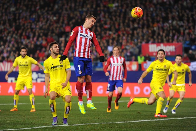MADRID, SPAIN - FEBRUARY 21:   Antoine Greizmann of Club Atletico de Madrid heads the ball beside Victor Ruiz of Villarreal CF during the La Liga match between Club Atletico de Madrid and Villarreal CF at Vicente Calderon Stadium on February 21, 2016 in Madrid, Spain.  (Photo by Denis Doyle/Getty Images)
