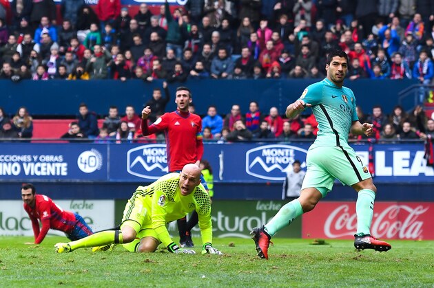PAMPLONA, SPAIN - DECEMBER 10:  Luis Suarez of FC Barcelona celebrates after scoring the opening goal during the La Liga match between CA Osasuna and FC Barcelona at Sadar stadium on December 10, 2016 in Pamplona, Spain.  (Photo by David Ramos/Getty Images)