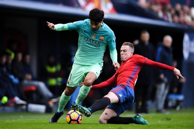 PAMPLONA, SPAIN - DECEMBER 10:  Andre Gomes of FC Barcelona competes for the ball with Javier Flano of CA Osasuna  during the La Liga match between CA Osasuna and FC Barcelona at Sadar stadium on December 10, 2016 in Pamplona, Spain.  (Photo by David Ramos/Getty Images)