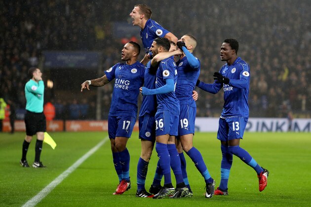 LEICESTER, ENGLAND - DECEMBER 10: Andy King of Leicester City (C) celebrates scoring his sides second goal with his Leicester City team mates during the Premier League match between Leicester City and Manchester City at the King Power Stadium on December 10, 2016 in Leicester, England.  (Photo by Christopher Lee/Getty Images)