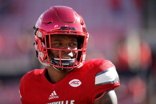 LOUISVILLE, KY - OCTOBER 22:  Lamar Jackson #8 of the Louisville Cardinals runs drills before the game against the North Carolina State Wolfpack at Papa John's Cardinal Stadium on October 22, 2016 in Louisville, Kentucky.  (Photo by Andy Lyons/Getty Images)