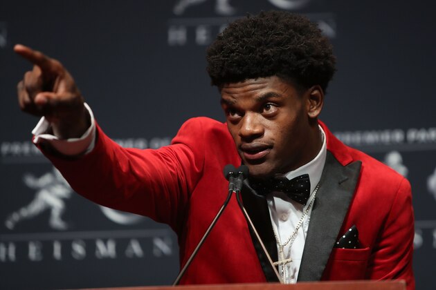 NEW YORK, NY - DECEMBER 10:  Lamar Jackson of the Louisville Cardinals points to his mother as he answers a question after being named the 82nd Heisman Memorial Trophy Award winner during the 2016 Heisman Trophy Presentation at the Marriott Marquis on December 10, 2016 in New York City.  (Photo by Michael Reaves/Getty Images)
