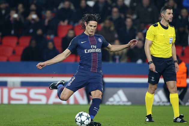PARIS, FRANCE - DECEMBER 6: Edinson Cavani of PSG in action during the UEFA Champions League match between Paris Saint-Germain (PSG) and PFC Ludogorets Razgrad at Parc des Princes stadium on December 6, 2016 in Paris, France. (Photo by Jean Catuffe/Getty Images)