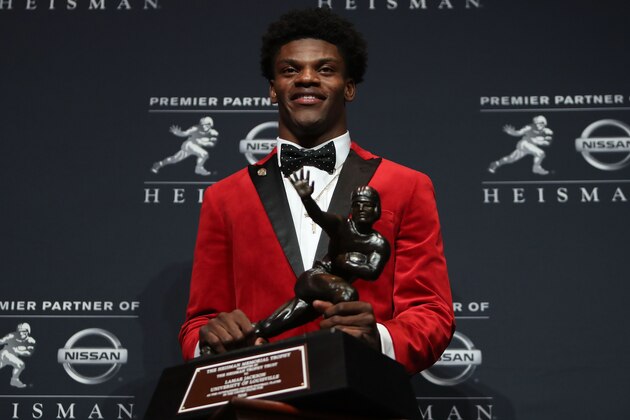 NEW YORK, NY - DECEMBER 10:  Lamar Jackson of the Louisville Cardinals poses for a photo after being named the 82nd Heisman Memorial Trophy Award winner during the 2016 Heisman Trophy Presentation at the Marriott Marquis on December 10, 2016 in New York City.  (Photo by Michael Reaves/Getty Images)