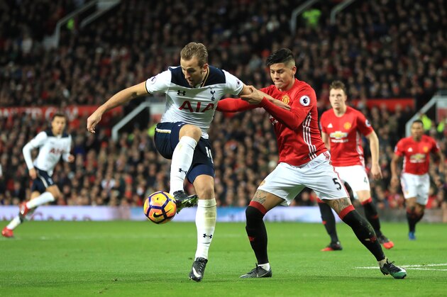 MANCHESTER, ENGLAND - DECEMBER 11: Harry Kane of Tottenham Hotspur controls the ball under pressure of Marcos Rojo of Manchester United during the Premier League match between Manchester United and Tottenham Hotspur at Old Trafford on December 11, 2016 in Manchester, England.  (Photo by Richard Heathcote/Getty Images)