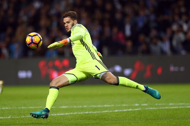 PORTO, PORTUGAL - NOVEMBER 06: Benfica's goalkeeper Ederson from Brasil during the FC Porto v SL Benfica - Primeira Liga match at Estadio do Dragao on November 06, 2016 in Porto, Portugal.  (Photo by Carlos Rodrigues/Getty Images)