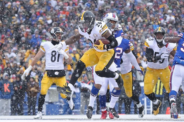 ORCHARD PARK, NY - DECEMBER 11:  Le'Veon Bell #26 of the Pittsburgh Steelers scores a touchdown against the Buffalo Bills during the first half at New Era Field on December 11, 2016 in Orchard Park, New York.  (Photo by Tom Szczerbowski/Getty Images)