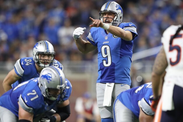 DETROIT, MI - DECEMBER 11: Quarterback Matthew Stafford #9 of the Detroit Lions directs his team against the Chicago Bears during fourth quarter action at Ford Field on December 11, 2016 in Detroit, Michigan. (Photo by Leon Halip/Getty Images)