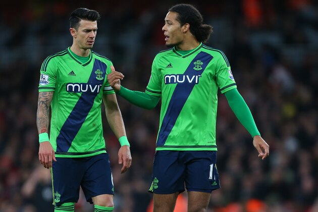 LONDON, ENGLAND - FEBRUARY 02 :  Virgil van Dijk of Southampton talks to Jose Fonte of Southampton during the Barclays Premier League match between Arsenal and Southampton at the Emirates Stadium on February 2, 2016 in London, England.  (Photo by Catherine Ivill - AMA/Getty Images)