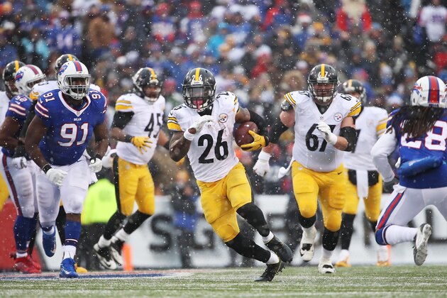 ORCHARD PARK, NY - DECEMBER 11:   Le'Veon Bell #26 of the Pittsburgh Steelers runs in open field against the Buffalo Bills during the second half at New Era Field on December 11, 2016 in Orchard Park, New York.  (Photo by Tom Szczerbowski/Getty Images)