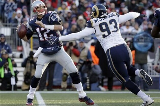 Tom Brady, quarterback de los Patriots de Nueva Inglaterra, se prepara para enviar un pase, ante la presión de Ethan Westbrook, defensive end de los Rams de Los Ángeles, el domingo 4 de diciembre de 2016 (AP Foto/Steven Senne)