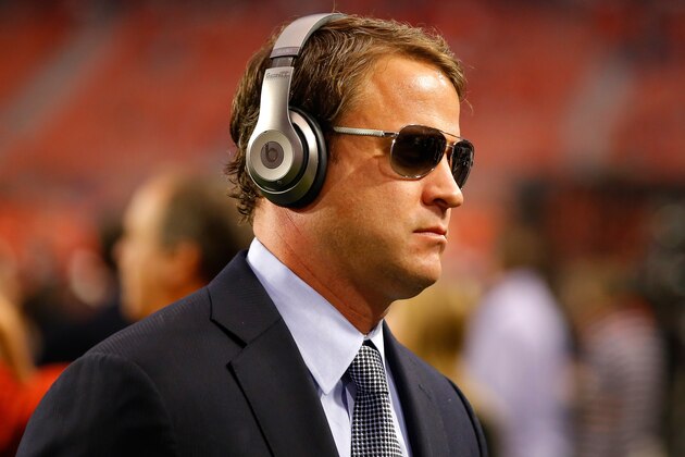 GLENDALE, AZ - JANUARY 11:  Offensive coordinator Lane Kiffin of the Alabama Crimson Tide walks on the field before the 2016 College Football Playoff National Championship Game at University of Phoenix Stadium on January 11, 2016 in Glendale, Arizona.  (Photo by Kevin C. Cox/Getty Images)