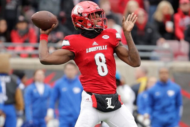 LOUISVILLE, KY - NOVEMBER 26:  Lamar Jackson #8 of the Louisville Cardinals throws a pass during the game against the Kentucky Wildcats at Papa John's Cardinal Stadium on November 26, 2016 in Louisville, Kentucky.  (Photo by Andy Lyons/Getty Images)