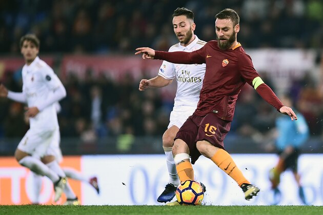 Roma's midfielder from Italy Daniele De Rossi (R) vies with AC Milan's midfielder from Italy Andrea Bertolacci during the Italian Serie A football match Roma vs AC Milan at the Olympic Stadium in Roma on December 12, 2016. / AFP / FILIPPO MONTEFORTE        (Photo credit should read FILIPPO MONTEFORTE/AFP/Getty Images)