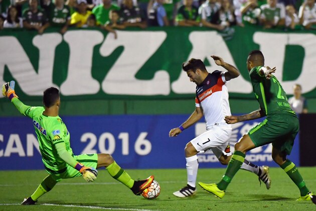 Goalkeeper Danilo (L) of Brazil's Chapecoense, vies for the ball with Martín Cauteruccio (C) of Argentina's San Lorenzo, during their 2016 Copa Sudamericana semifinal second leg football match held at Arena Conda stadium, in Chapeco, Brazil, on November 23, 2016. / AFP / NELSON ALMEIDA        (Photo credit should read NELSON ALMEIDA/AFP/Getty Images)