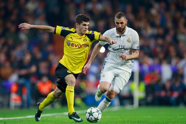MADRID, SPAIN - DECEMBER 07:  Christian Pulisic of Borussia Dortmund (L) and Karim Benzema of Real Madrid (R) battle for possession during the UEFA Champions League Group F match between Real Madrid CF and Borussia Dortmund at the Bernabeu on December 7, 2016 in Madrid, Spain.  (Photo by Gonzalo Arroyo Moreno/Getty Images)