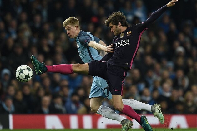 Manchester City's Belgian midfielder Kevin De Bruyne (L) vies with Barcelona's Spanish midfielder Sergi Roberto during the UEFA Champions League group C football match between Manchester City and Barcelona at the Etihad Stadium in Manchester, north west England on November 1, 2016. / AFP / OLI SCARFF        (Photo credit should read OLI SCARFF/AFP/Getty Images)