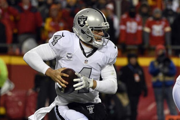 Oakland Raiders quarterback Derek Carr (4) scrambles during the first half of an NFL football game against the Kansas City Chiefs in Kansas City, Mo., Thursday, Dec. 8, 2016. (AP Photo/Ed Zurga)
