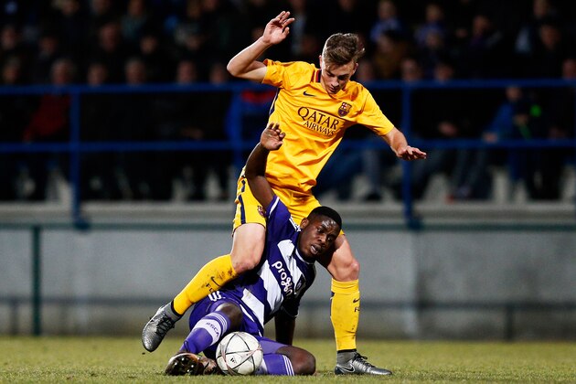 DENDERLEEUW, BELGIUM - MARCH 08:  Orel Mangala of Anderlecht battles for the ball with Oriol Busquets Mas of Barcelona during the UEFA Youth League Quarter-final match between Anderlecht and Barcelona held at Van Roy Stadium on March 8, 2016 in Denderleeuw, Belgium.  (Photo by Dean Mouhtaropoulos/Getty Images)