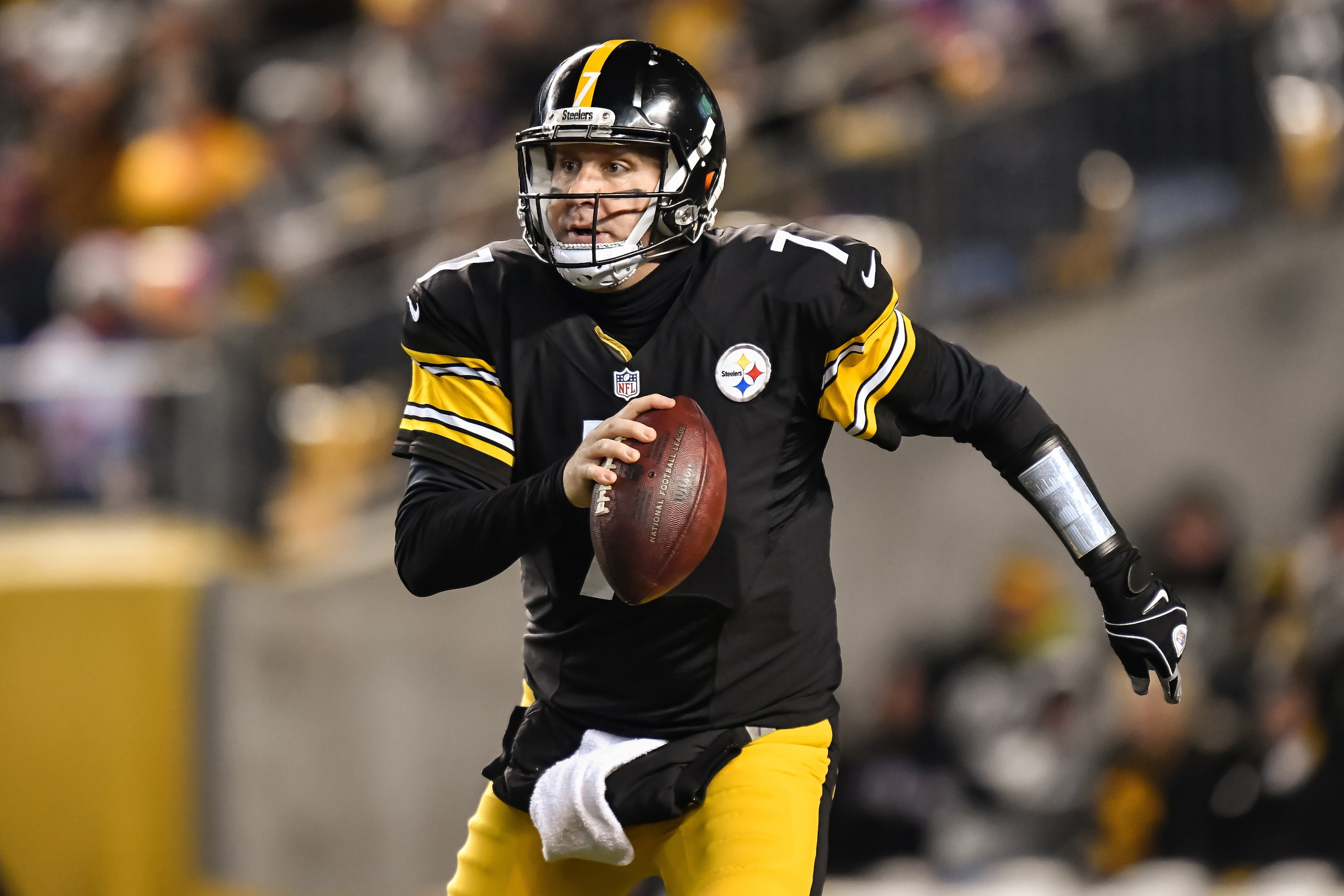 PITTSBURGH, PA - DECEMBER 04:  Quarterback Ben Roethlisberger #7 of the Pittsburgh Steelers passes against the New York Giants on December 4, 2016 in Pittsburgh, Pennsylvania. (Photo by Jamie Sabau/Getty Images)