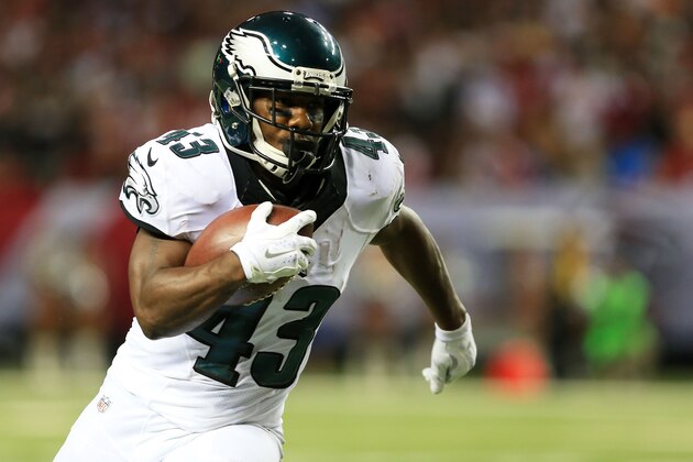 ATLANTA, GA - SEPTEMBER 14:  Darren Sproles #43 of the Philadelphia Eagles runs the ball during the second half against the Atlanta Falcons at the Georgia Dome on September 14, 2015 in Atlanta, Georgia.  (Photo by Daniel Shirey/Getty Images)