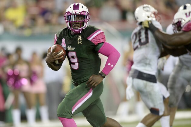 TAMPA, FL - OCTOBER 15: Quarterback Quinton Flowers #9 of the South Florida Bulls gets into the end zone for a touchdown against the Connecticut Huskies during the second quarter at Raymond James Stadium on October 15, 2016 in Tampa, Florida. (Photo by Jason Behnken / Getty Images)