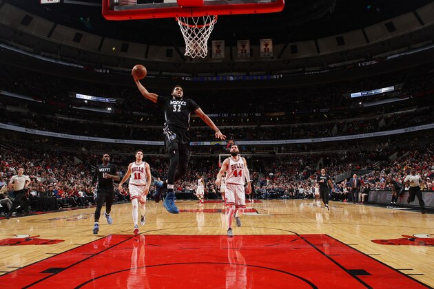 CHICAGO, IL - DECEMBER 13:  Karl-Anthony Towns #32 of the Minnesota Timberwolves goes up for a dunk during a game against the Chicago Bulls on December 13, 2016 at the United Center in Chicago, Illinois. NOTE TO USER: User expressly acknowledges and agrees that, by downloading and/or using this photograph, user is consenting to the terms and conditions of the Getty Images License Agreement. Mandatory Copyright Notice: Copyright 2016 NBAE (Photo by Gary Dineen/NBAE via Getty Images)