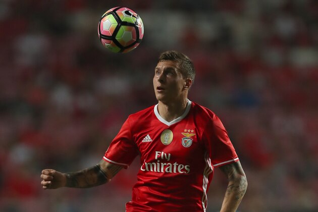 LISBON, PORTUGAL - OCTOBER 28: Benfica's Swedish defender Victor Lindelof during the Benfica v Pacos Ferreira - Primeira Liga at Estadio da Luz on October 28, 2016 in Lisbon, Portugal.  (Photo by Carlos Rodrigues/Getty Images)