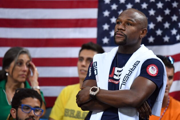 Former American boxer Floyd Mayweather attends a Men's quarterfinal basketball match between USA and Argentina at the Carioca Arena 1 in Rio de Janeiro on August 17, 2016 during the Rio 2016 Olympic Games. / AFP / Andrej ISAKOVIC        (Photo credit should read ANDREJ ISAKOVIC/AFP/Getty Images)