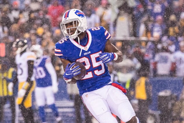ORCHARD PARK, NY - DECEMBER 11:  LeSean McCoy #25 of the Buffalo Bills carries the ball in for a touchdown during the fourth quarter against the Pittsburgh Steelers on December 11, 2016 at New Era Field in Orchard Park, New York. Pittsburgh defeats Buffalo 27-20.  (Photo by Brett Carlsen/Getty Images)