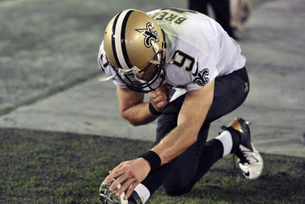 New Orleans Saints quarterback Drew Brees (9) stretches during the third quarter of an NFL football game against the Tampa Bay Buccaneers Sunday, Dec. 11, 2016, in Tampa, Fla. (AP Photo/Steve Nesius)