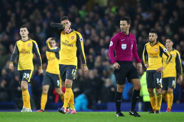 LIVERPOOL, ENGLAND - DECEMBER 13:  A dejected Olivier Giroud of Arsenal and teammates look on during the Premier League match between Everton and Arsenal at Goodison Park on December 13, 2016 in Liverpool, England.  (Photo by Clive Brunskill/Getty Images)