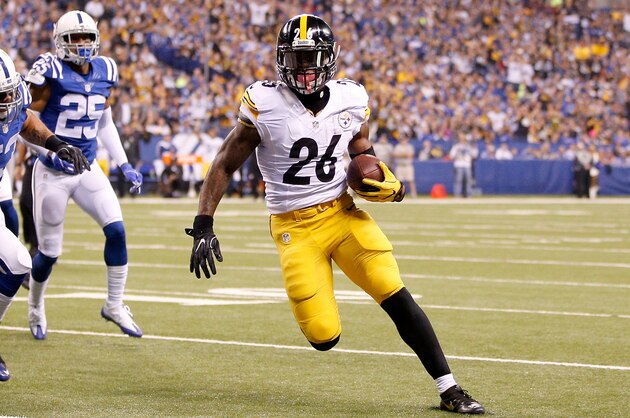INDIANAPOLIS, IN - NOVEMBER 24:  Le'Veon Bell #26 of the Pittsburgh Steelers runs for a touchdown during the first quarter of the game against the Indianapolis Colts at Lucas Oil Stadium on November 24, 2016 in Indianapolis, Indiana.  (Photo by Joe Robbins/Getty Images)