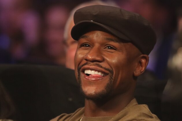 LAS VEGAS, NV - NOVEMBER 05:   Floyd Mayweather Jr. watches ringside during the WBO featherweight championship fight between Oscar Valdez of Mexico and Osawa Hiroshige of Japan at the Thomas & Mack Center on November 5, 2016 in Las Vegas, Nevada. (Photo by Christian Petersen/Getty Images)