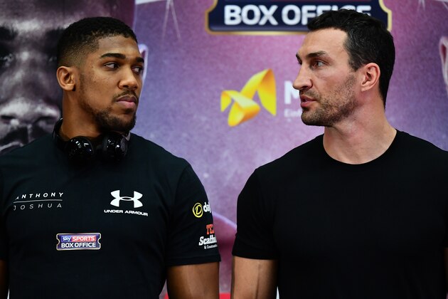 LONDON, ENGLAND - DECEMBER 14:  Anthony Joshua of Great Britain (L) and Wladimir Klitschko of Ukraine pose together during a press conference at Wembley Stadium on December 14, 2016 in London, England. (Photo by Dan Mullan/Getty Images)